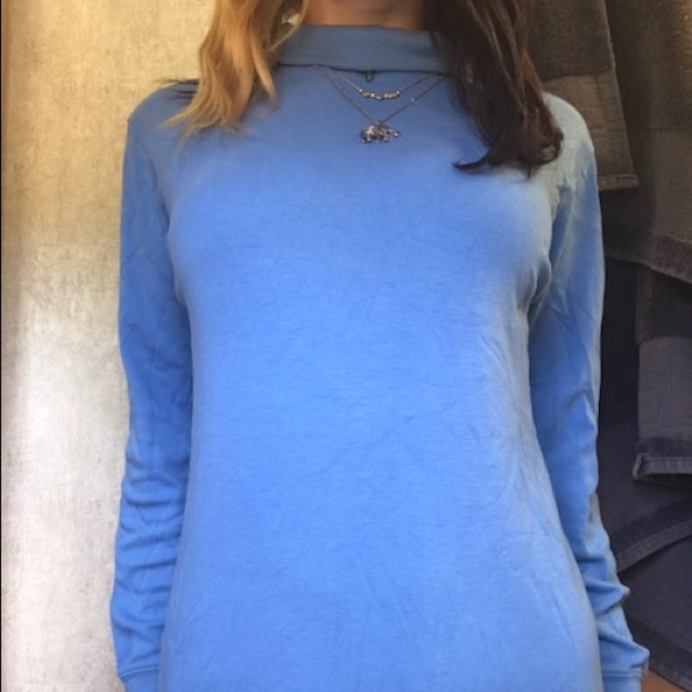 Classy turtleneck, long sleeve 😏💙